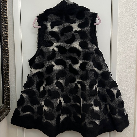 Lorella Sgarbi Jackets & Blazers - Rare Lorella Sgarbi Black White and Gray Wool Blend Patterned Faux Fur Vest Sz M